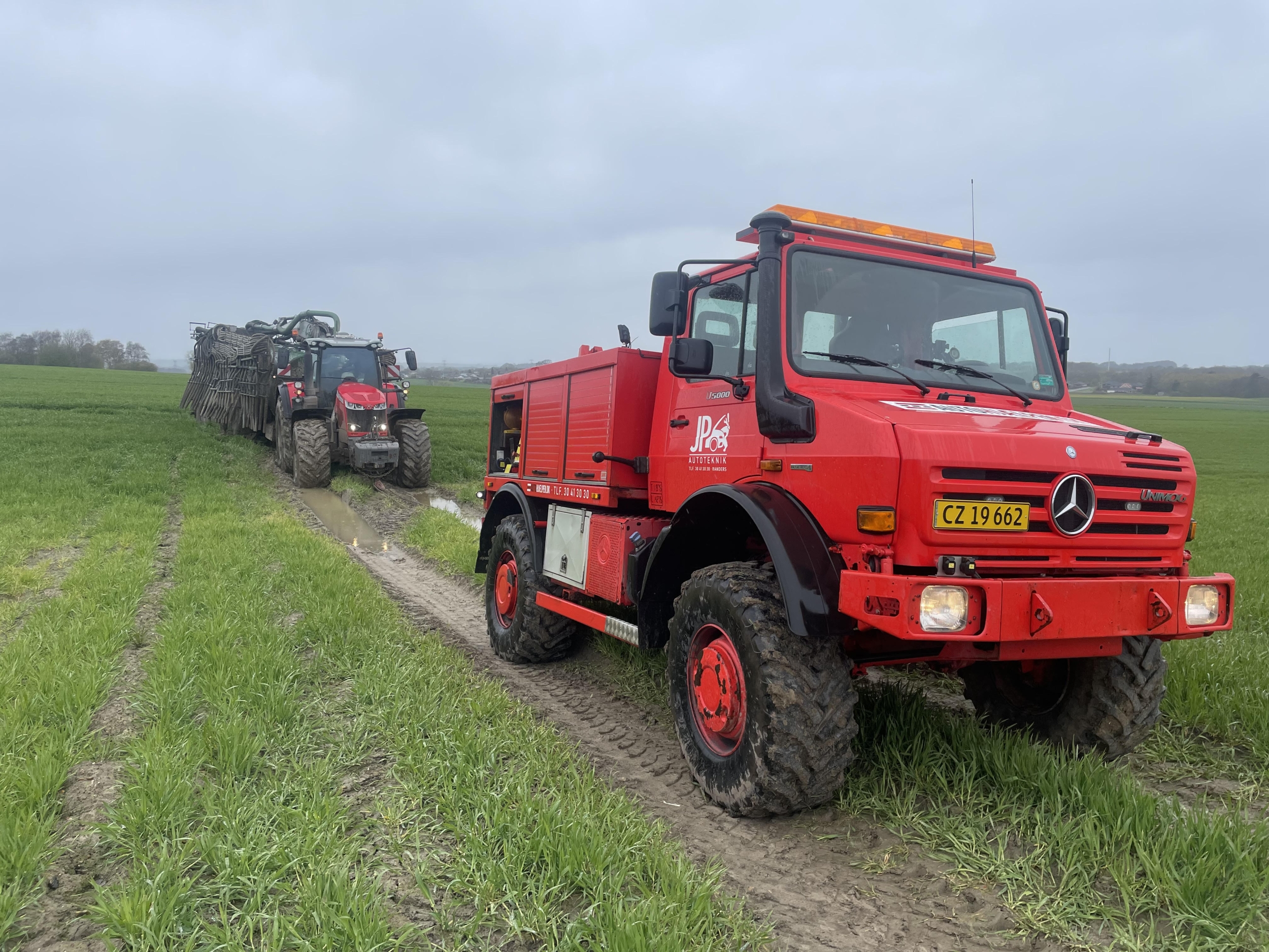 Fritrækning af landbrugsmaskine i Randers og Østjylland – autohjælp i mark og terræn